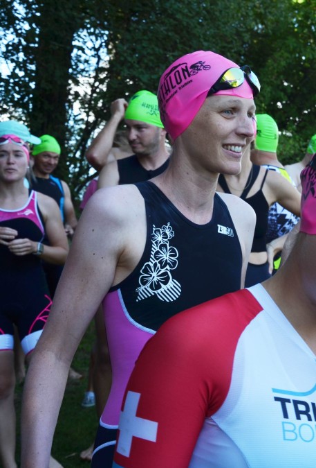 Nadja kurz vor dem Sprung in den Baggersee